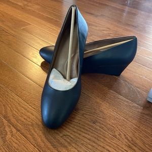 Aerosoles Inner Circle navy wedge 9.5M New in box.